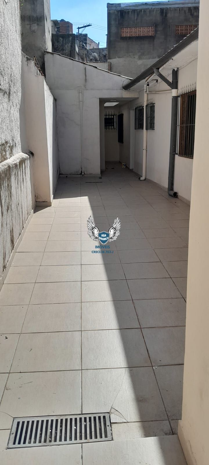 Casa térrea com 03 dormitórios sendo 01 suíte e 03 vagas de garagem