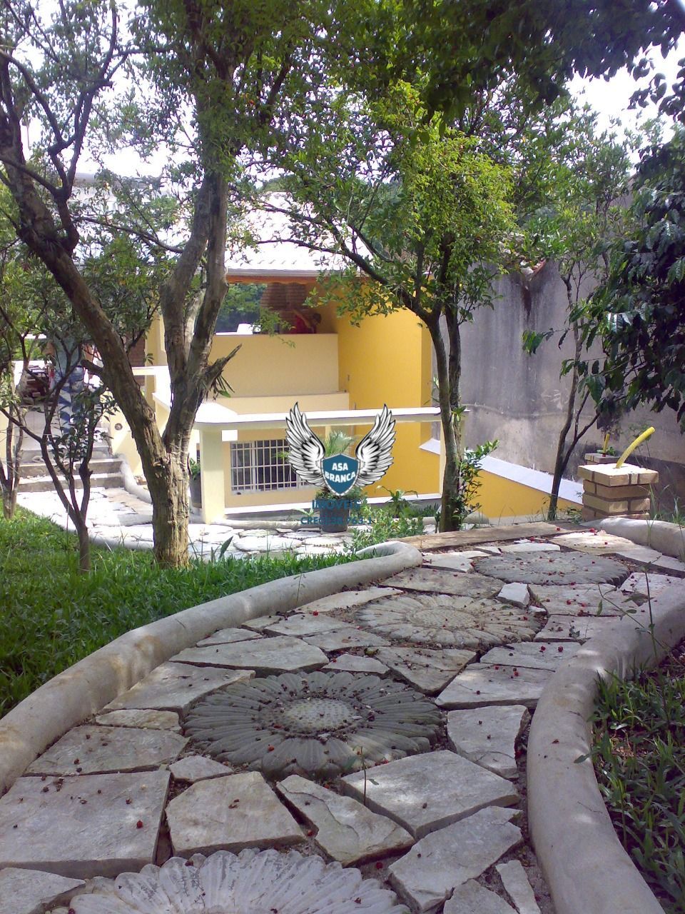 Casa térrea no horto florestal com 02 dormitórios sendo 01 s