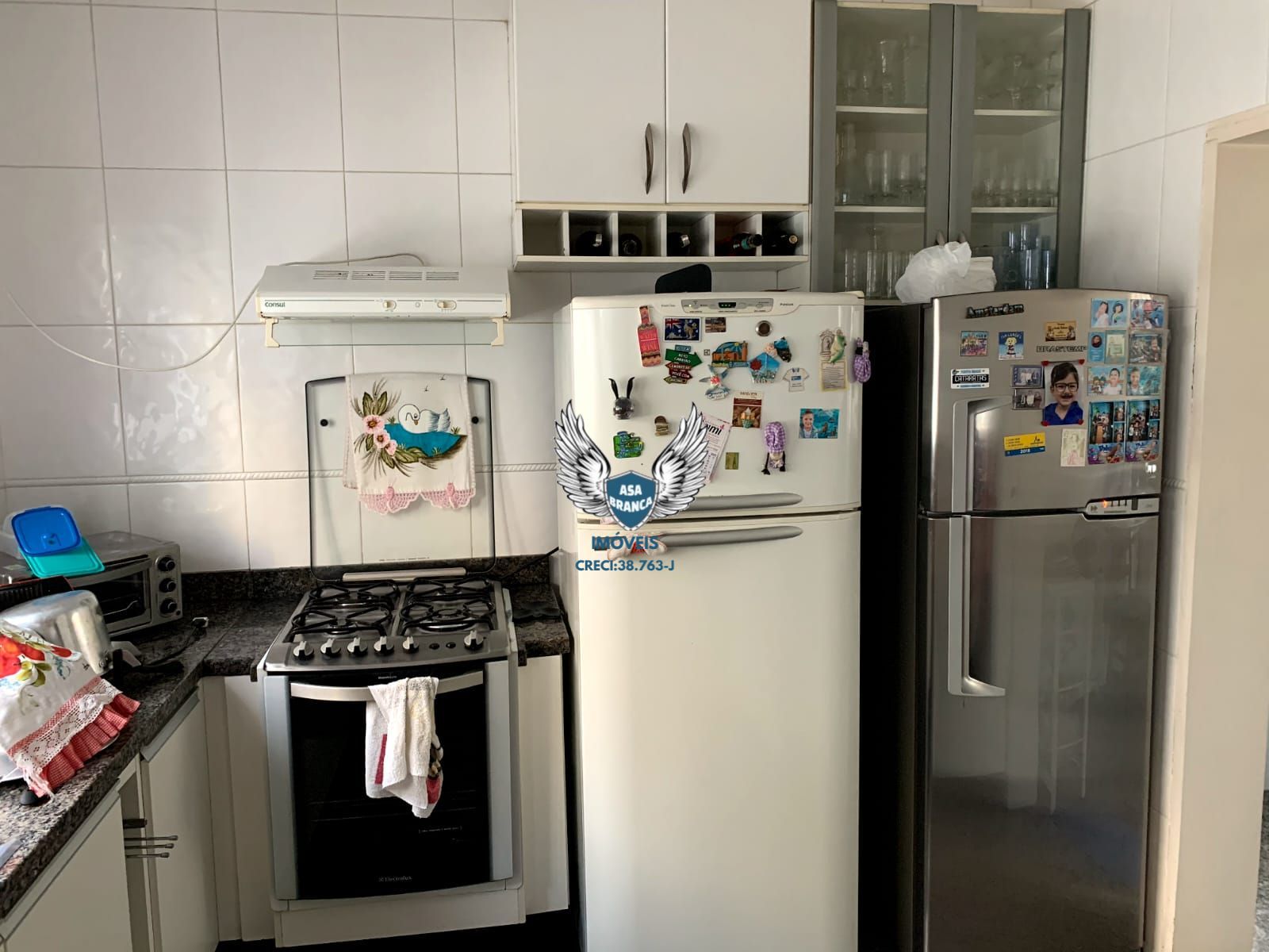 Sobrado de alto padrão em condomínio fechado com 04 suítes