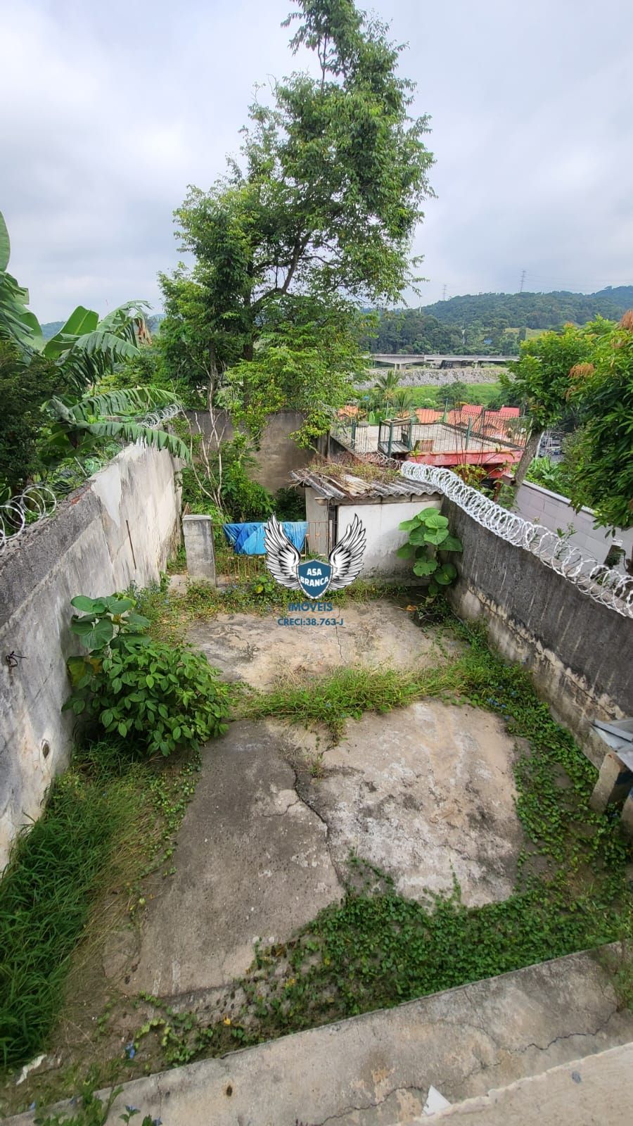 Sobrado com 03 dormitórios, sendo 02 suites e 02 vagas de garagem