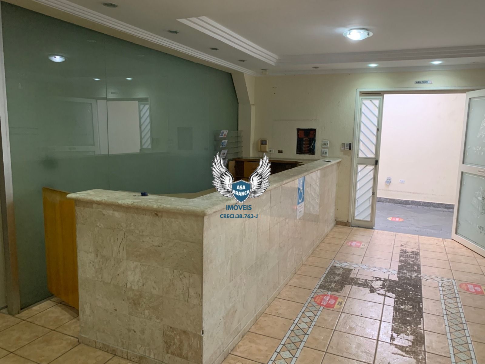 Galpão comercial com 7 salas e 6 banheiros com 720 m² tendo 1.700 metros de