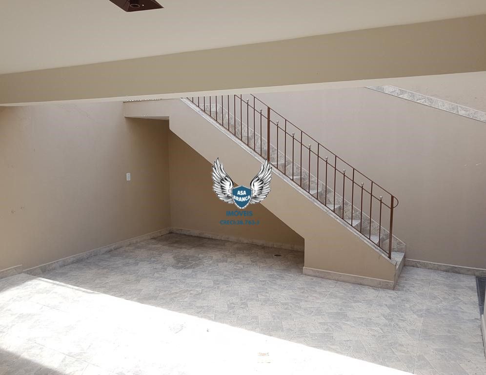 2 Dormitórios, Sala, Cozinha, WC, Lavanderia, Quintal - Excelente Localização