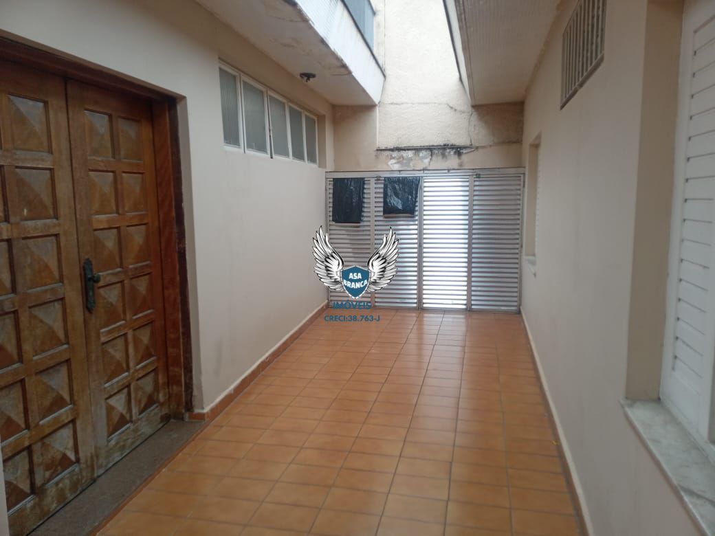 Casa térrea no jardim frança com 03 dormitórios sendo 01 suíte e 04 vagas de ga