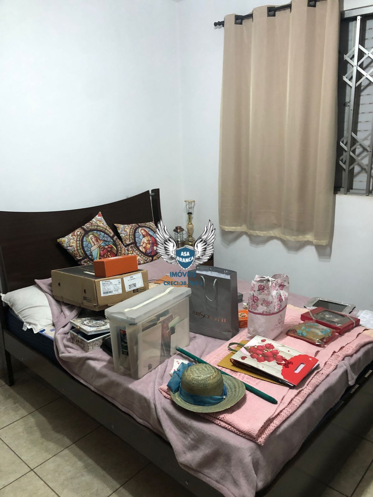 Apartamento com 02 dormitórios e 01 vaga de garagem, à 350 metros da parada ingl