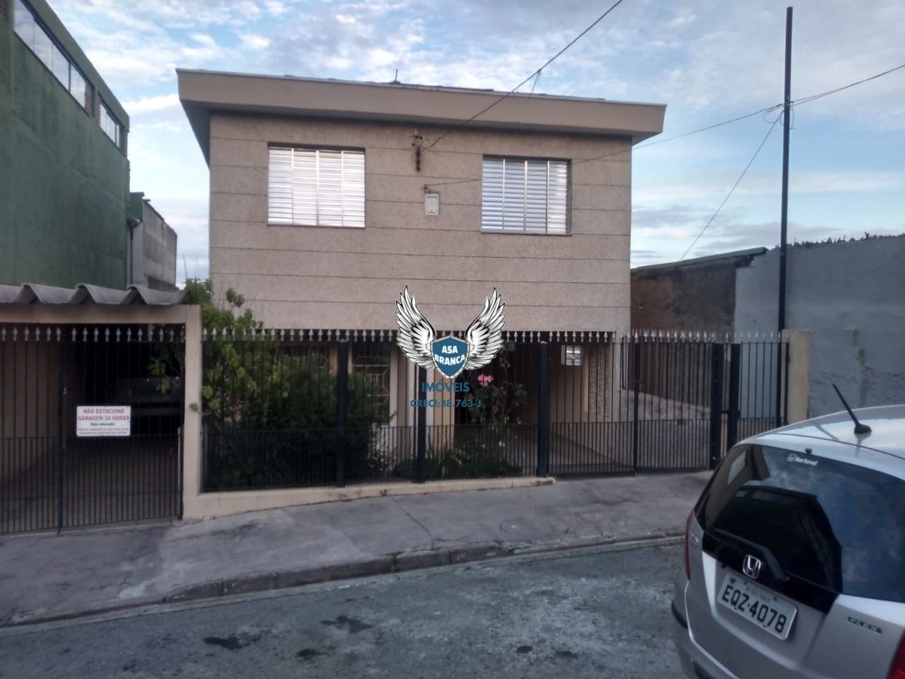 Conjunto com 03 casas sendo 01 sobrado de 4 quartos uma casa de 02 dormitórios