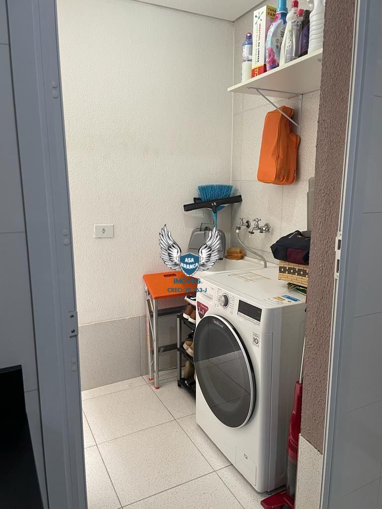 Sobrado em condomínio fechado com 02 dormitórios sendo os 02