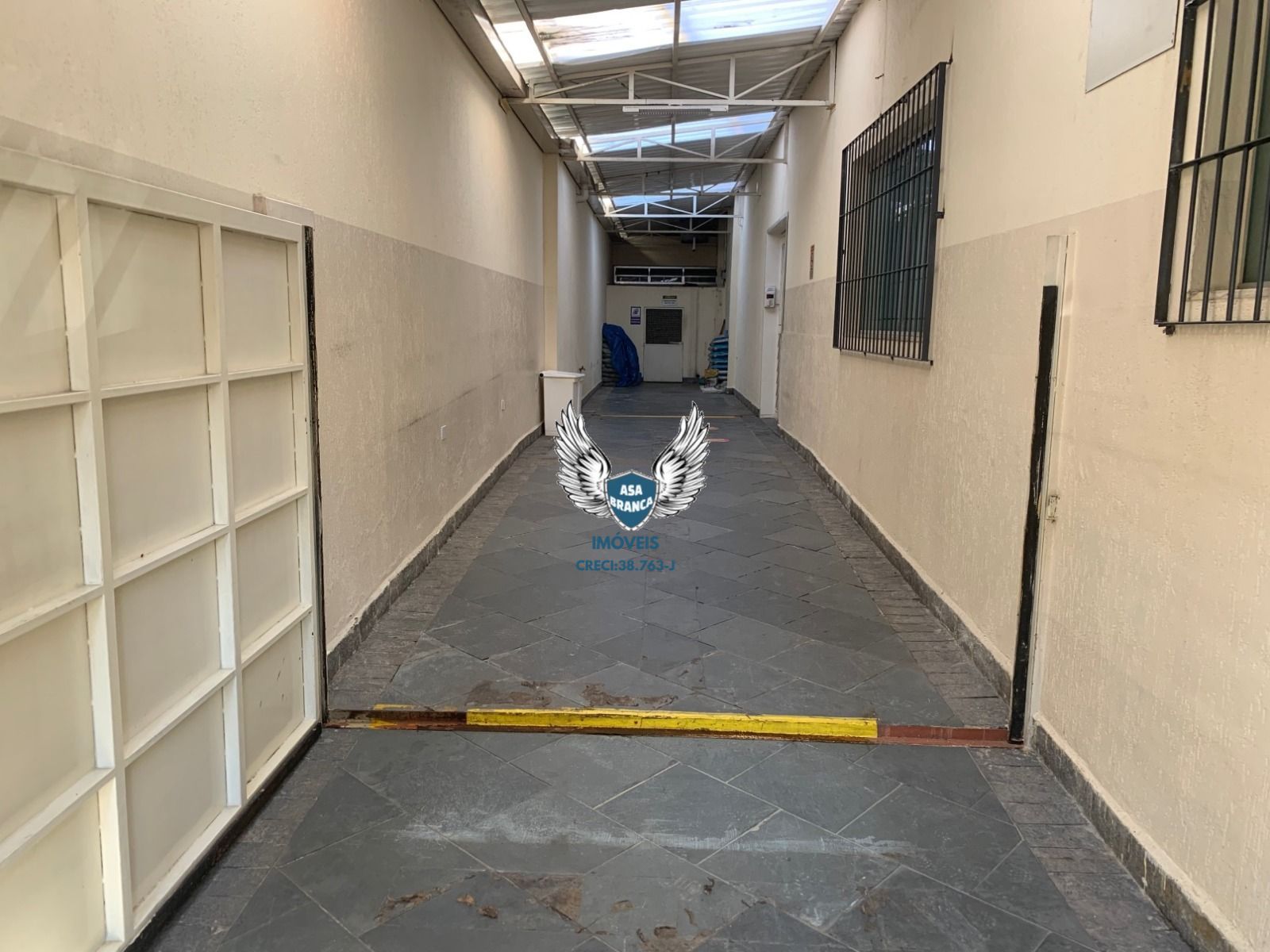 Galpão comercial com 7 salas e 6 banheiros com 720 m² tendo 1.700 metros de