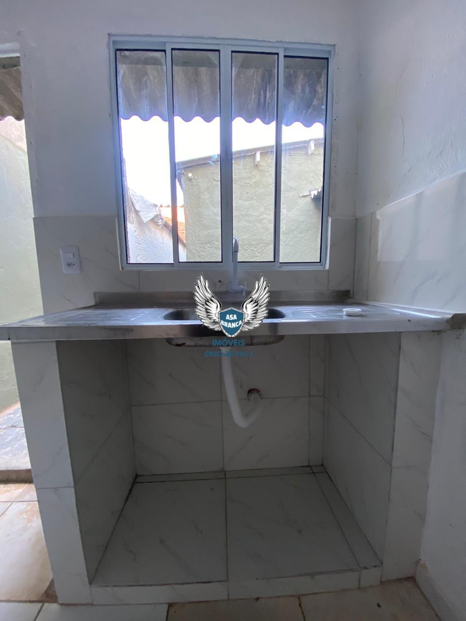 Casa térrea com edicula na cachoeirinha com 03 dormitórios, 02 vagas de garagem