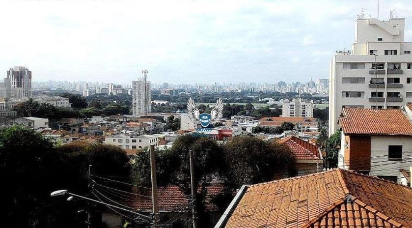 Sobrado em santana com 03 dormitórios possui 02 vagas de garagem, localizado à 0