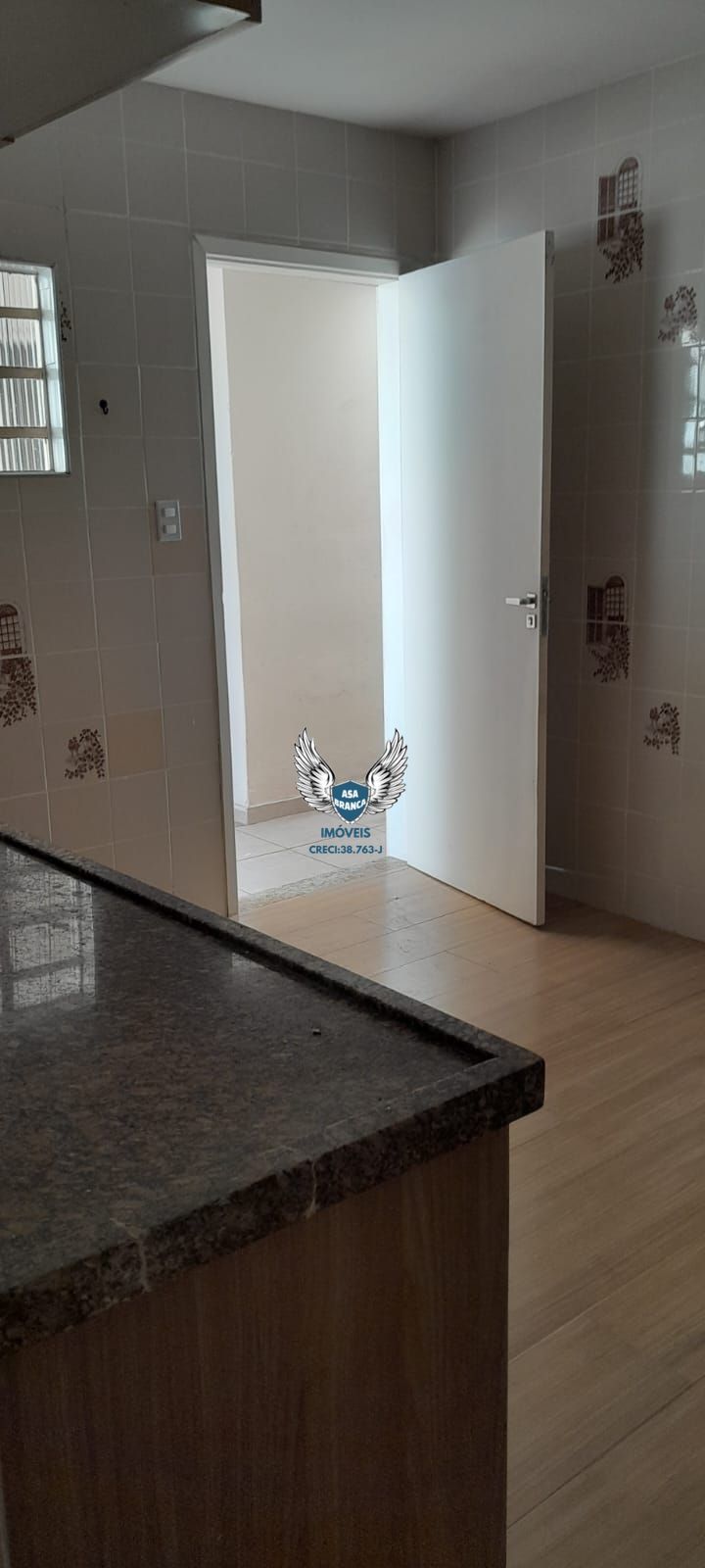 Casa térrea com 03 dormitórios sendo 01 suíte e 03 vagas de 