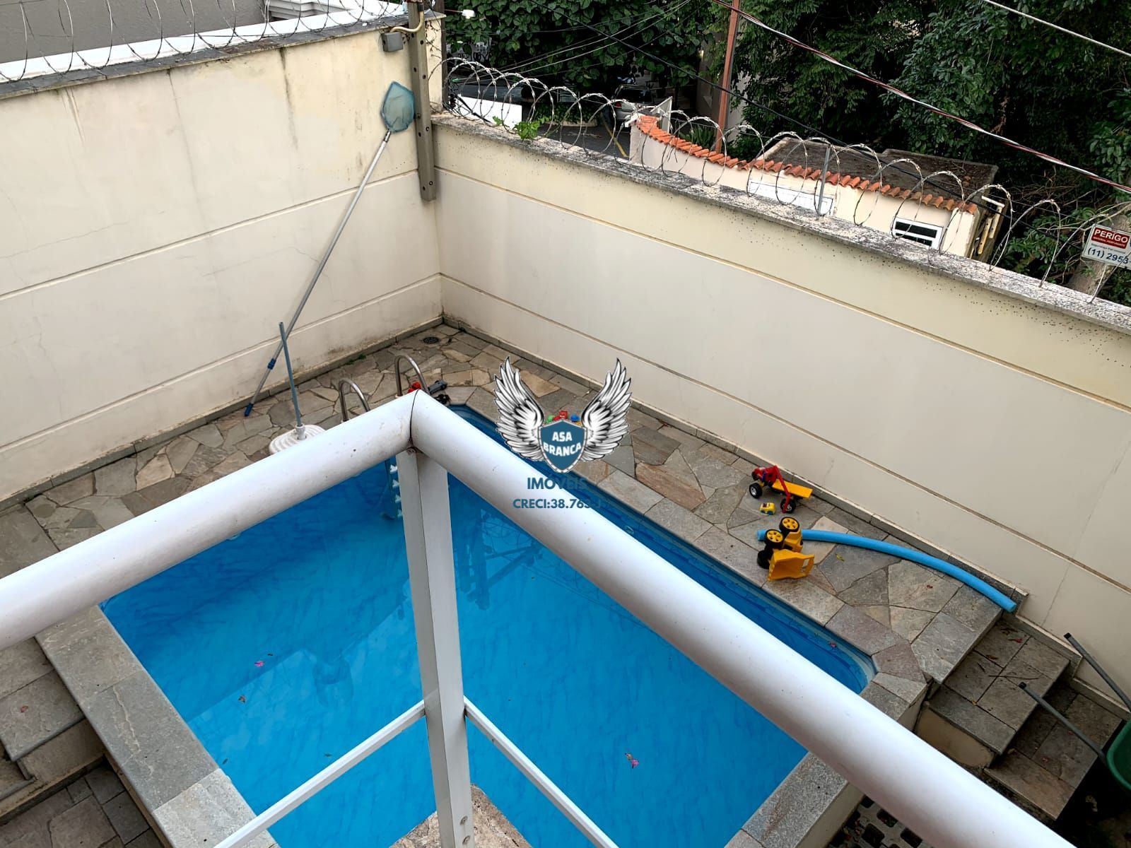 Sobrado de alto padrão em condomínio fechado com 04 suítes