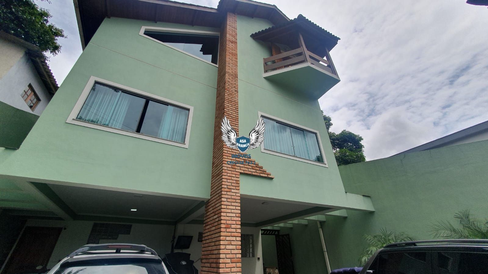 Sobrado 04 quartos sendo 03 suites , 05 vagas de garagem e piscina