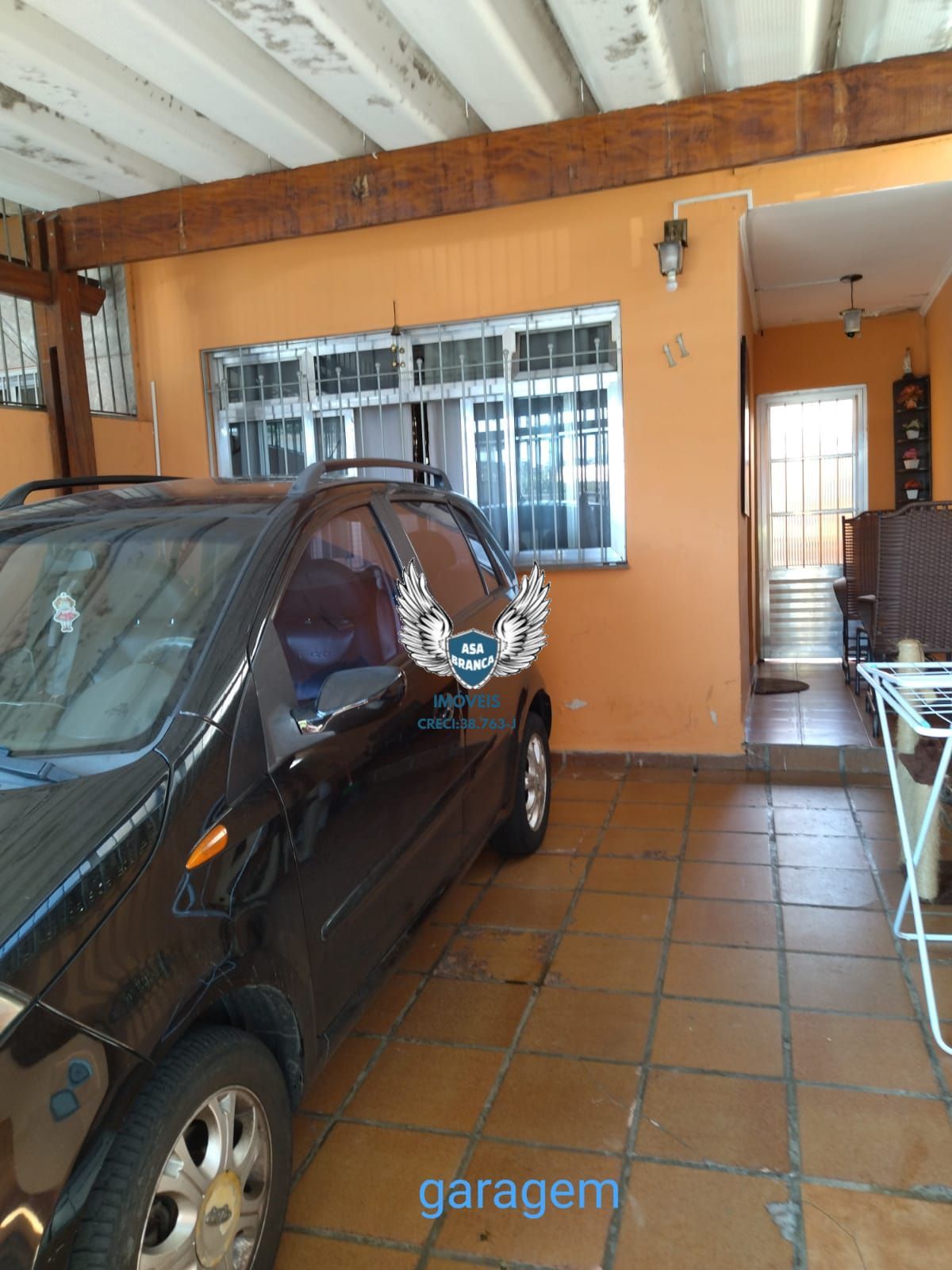 Sobrado de 04 dormitórios sendo 01 suíte e 02 vagas de garagem