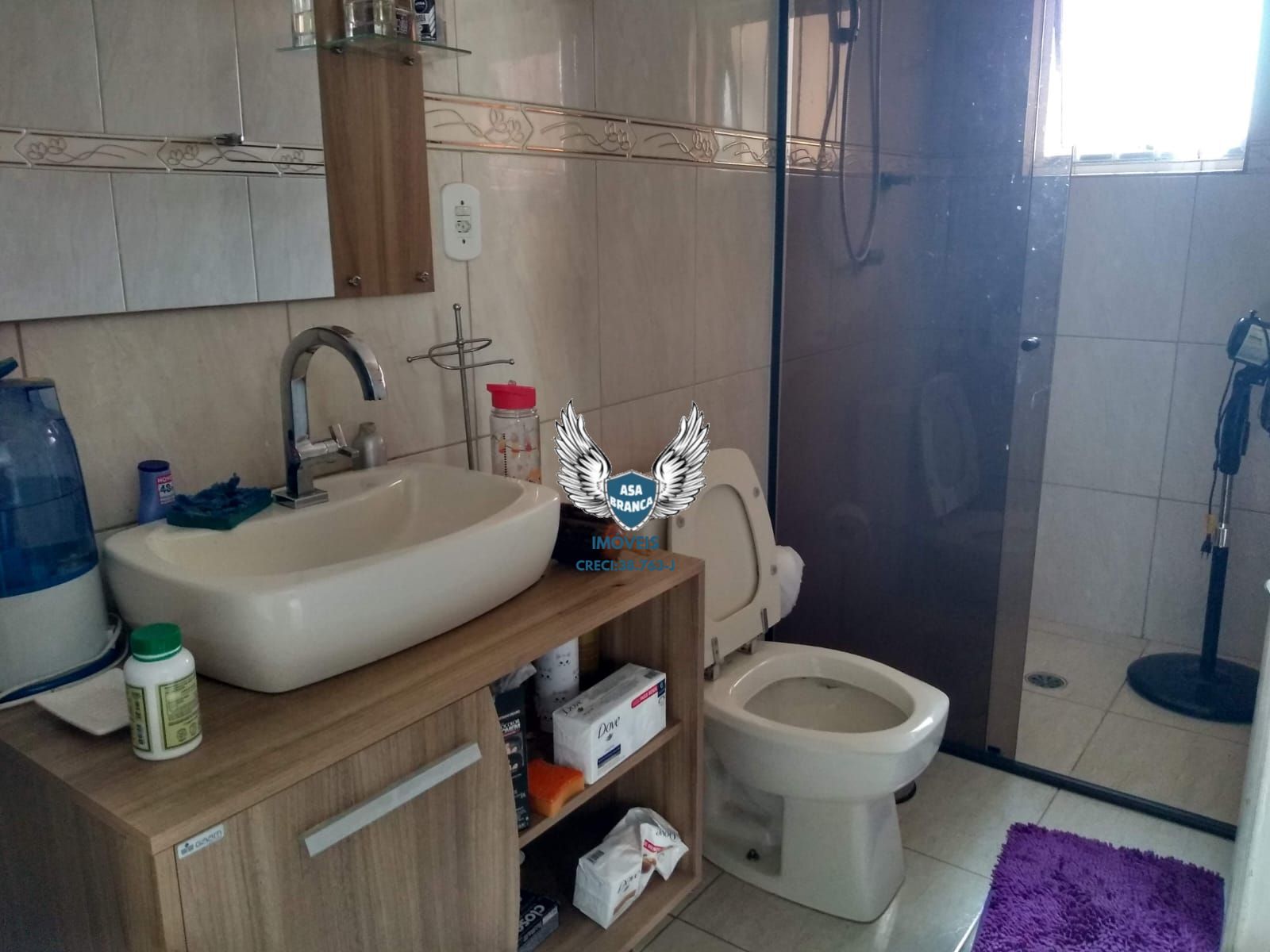 Sobrado com 03 dormitórios sendo 01 suíte e garagem para 05 vagas