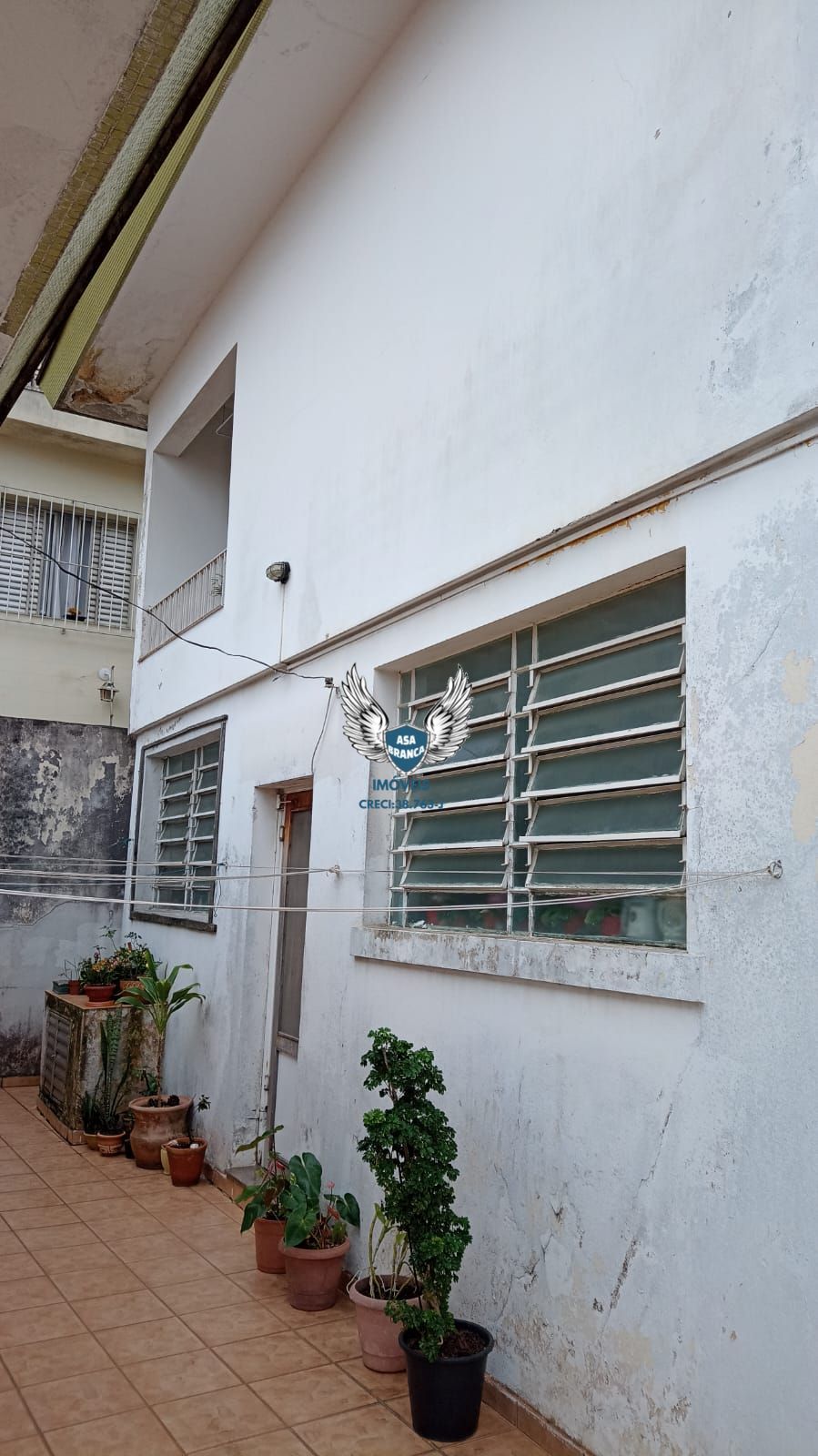 Sobrado com 03 dormitórios mais 01 edícula e 02 vagas de garagem (excelente par