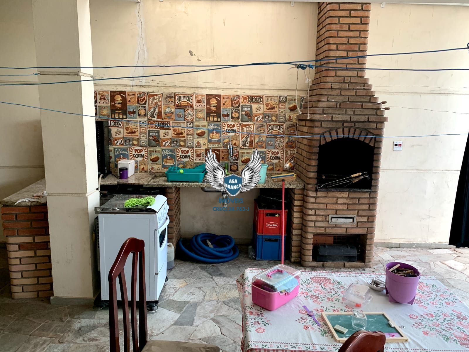 Sobrado de alto padrão em condomínio fechado com 04 suítes