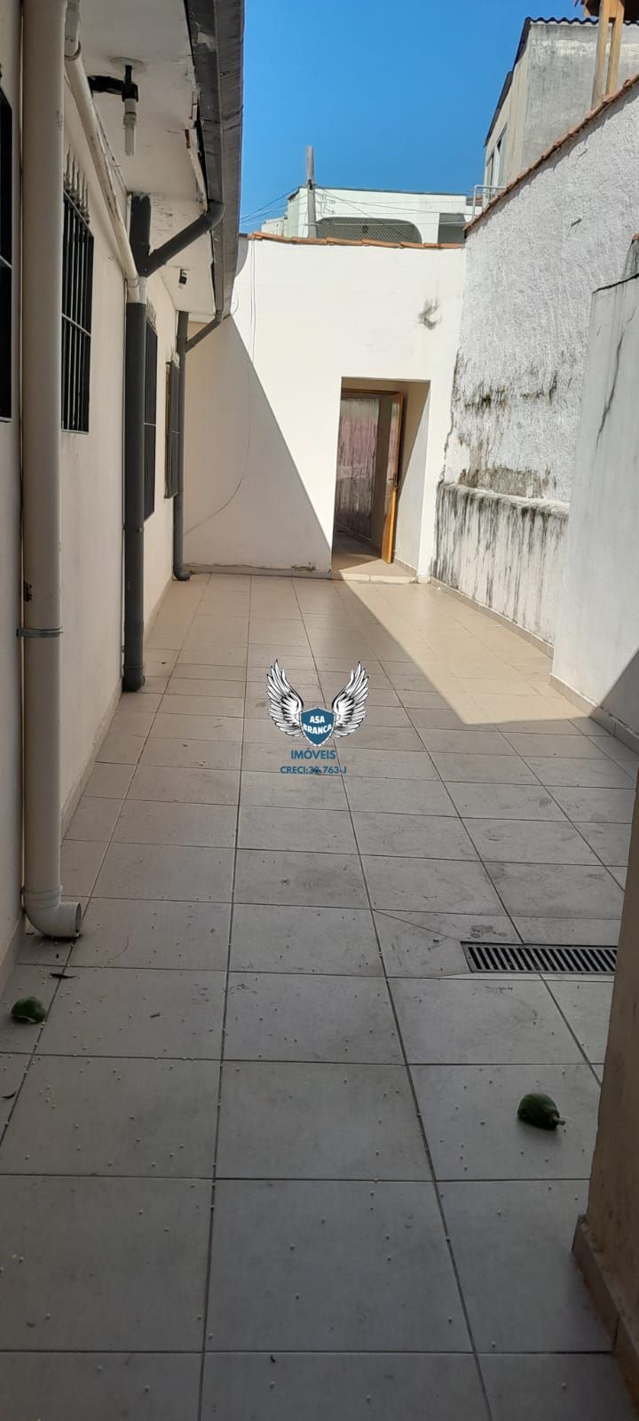 Casa térrea com 03 dormitórios sendo 01 suíte e 03 vagas de 