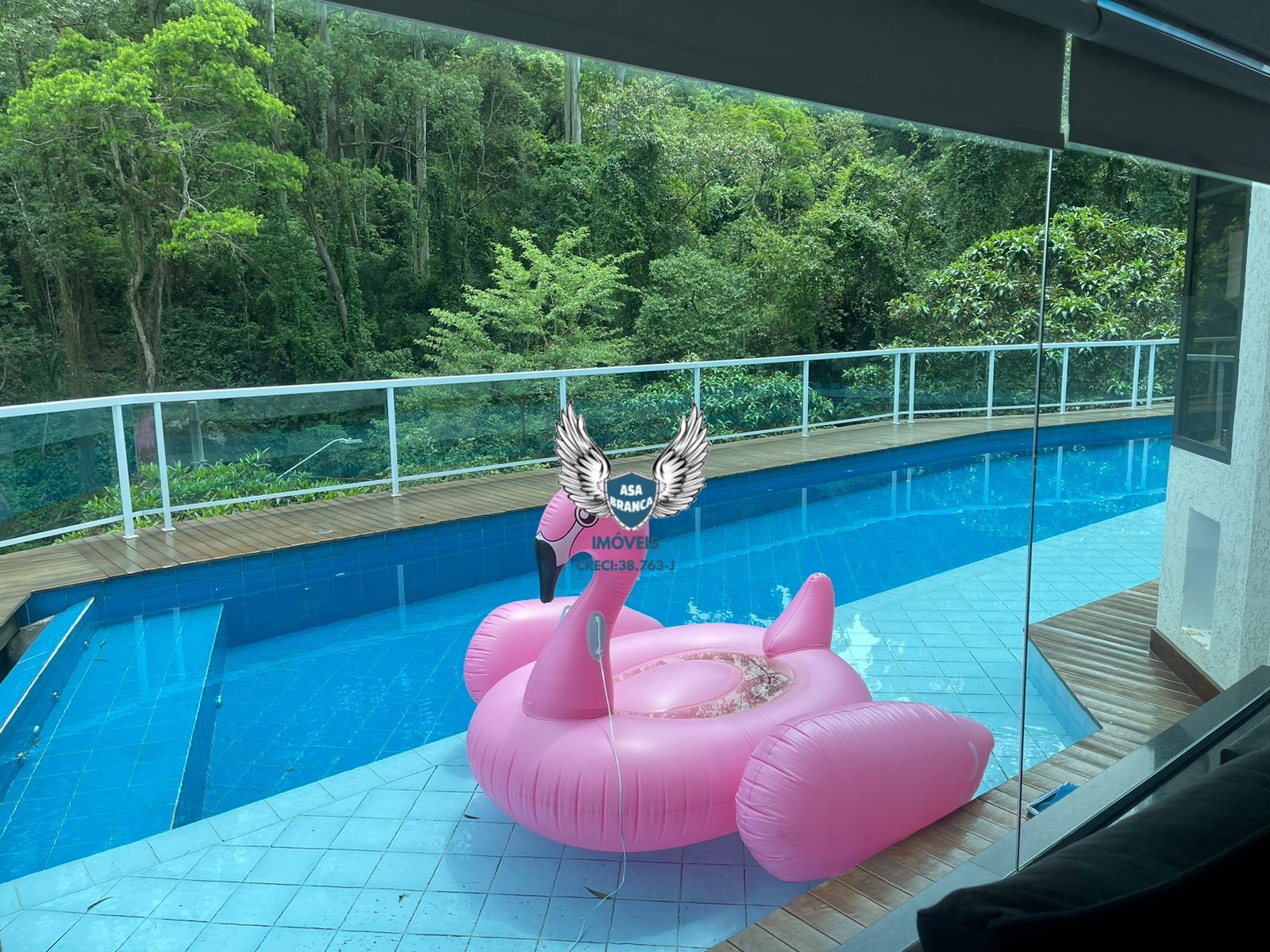 Casa em condomínio fechado com 03 dormitórios sendo 02 suítes e piscina privati