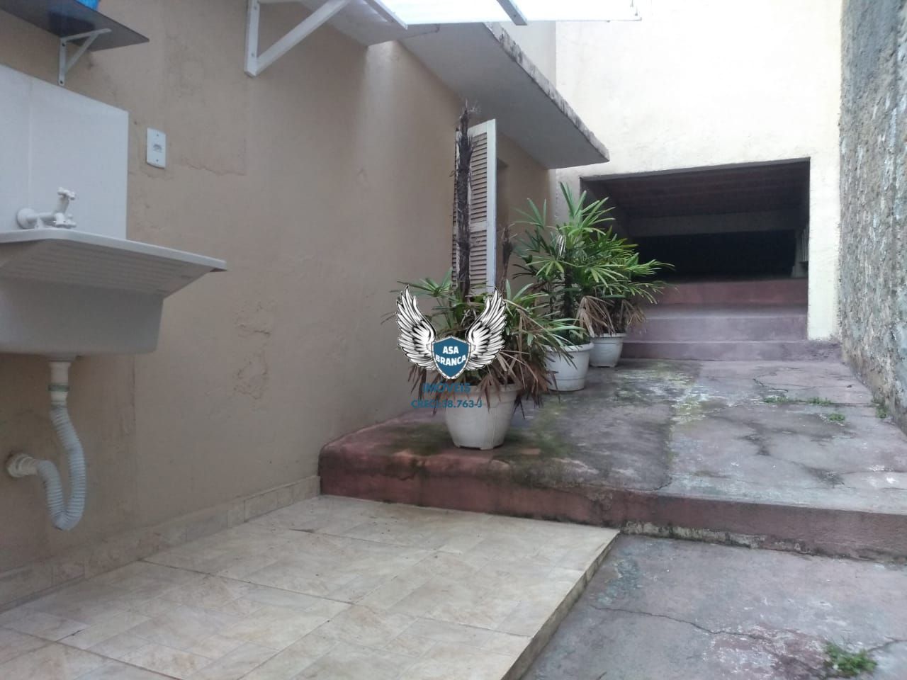 Conjunto com 03 casas sendo 01 sobrado de 4 quartos uma casa de 02 dormitórios