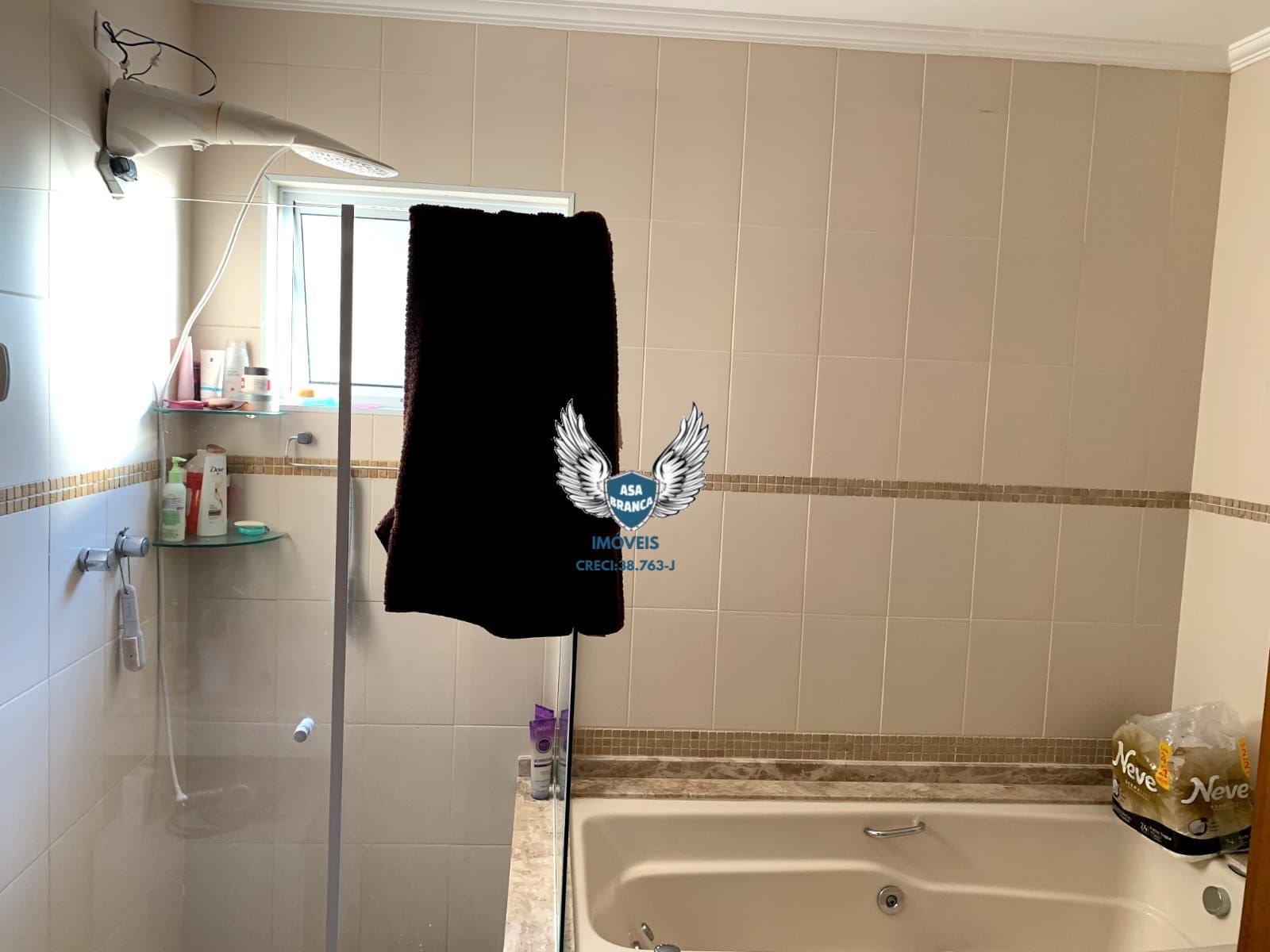 Sobrado de alto padrão em condomínio fechado com 04 suítes