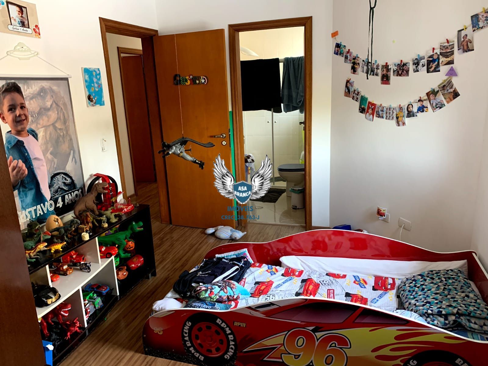 Sobrado de alto padrão em condomínio fechado com 04 suítes