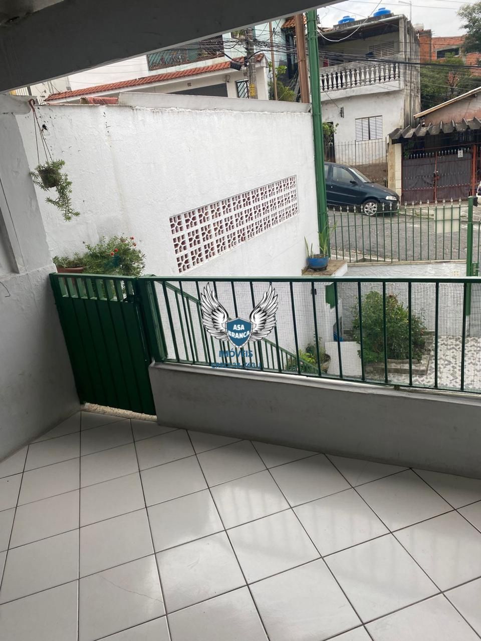 Sobrado com 03 dormitórios e 01 vaga de garagem