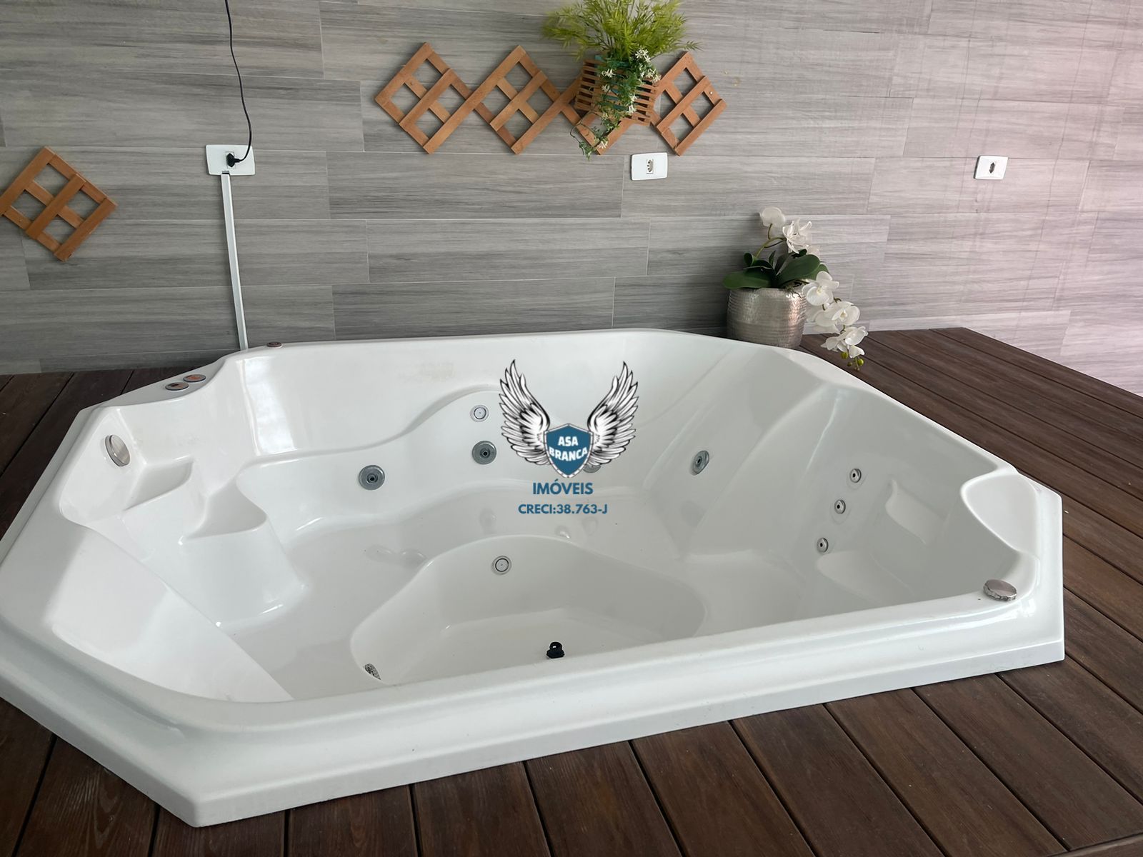Casa em condomínio fechado com 03 dormitórios sendo 02 suítes e piscina privati