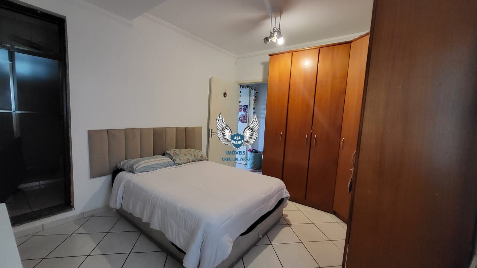Sobrado com 03 dormitórios, sendo 02 suites e 02 vagas de ga