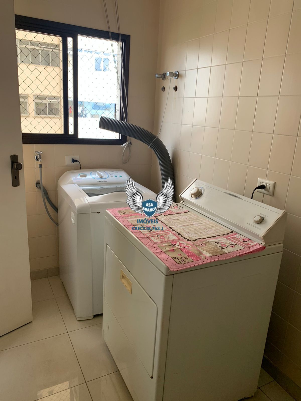 Apartamento com 04 dormitórios sendo 03 suítes e 03 vagas de garagem, próximo ao