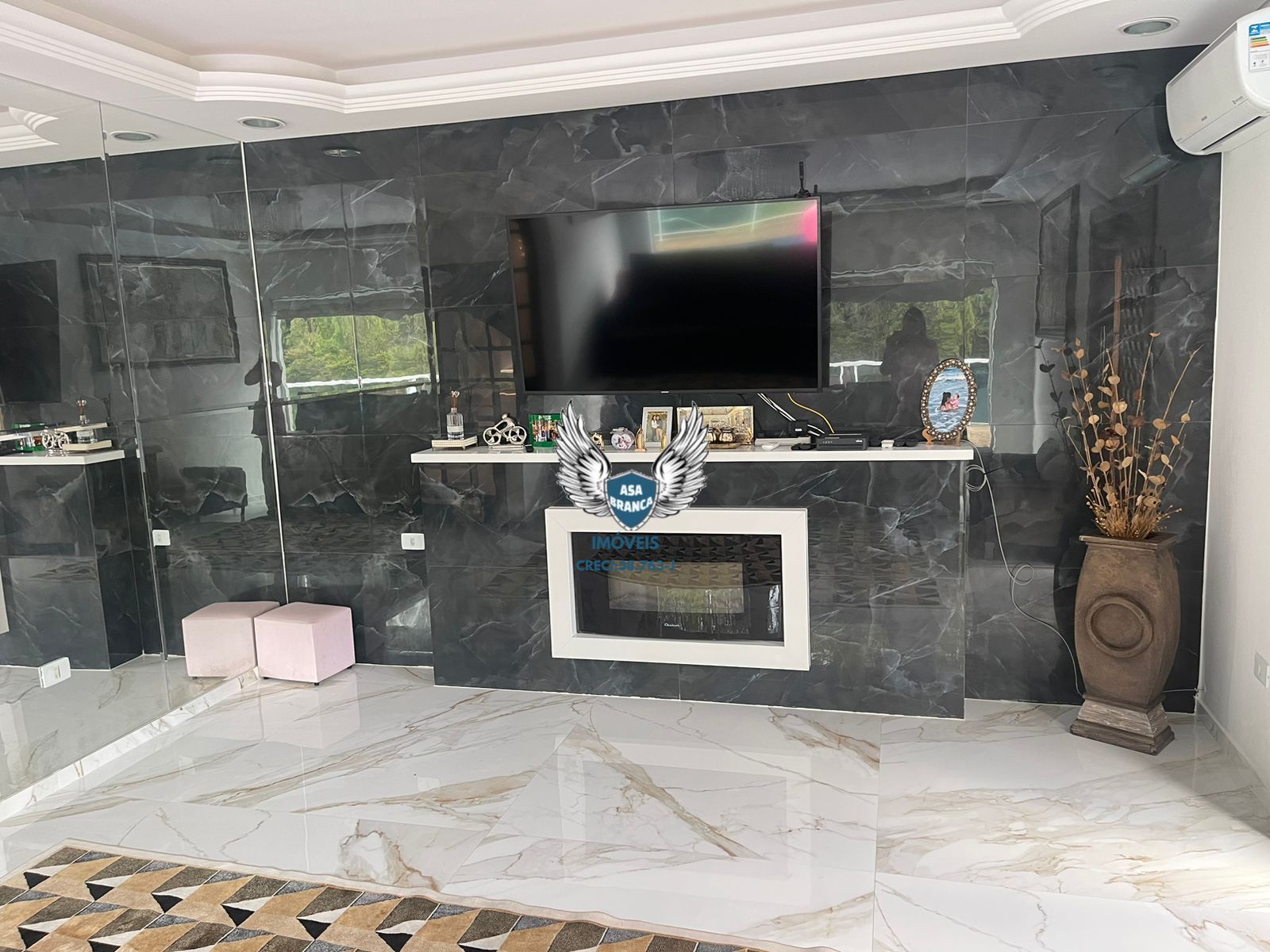 Casa em condomínio fechado com 03 dormitórios sendo 02 suítes e piscina privati