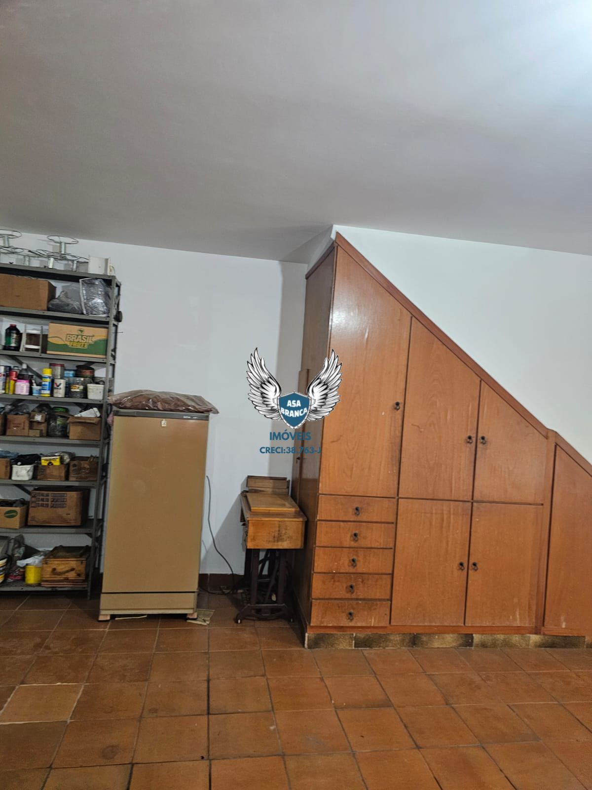 Excelente sobrado com 03 dormitórios, 01 suíte, garagem espaçosa , imóvel semi-m