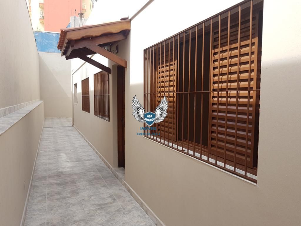2 Dormitórios, Sala, Cozinha, WC, Lavanderia, Quintal - Excelente Localização