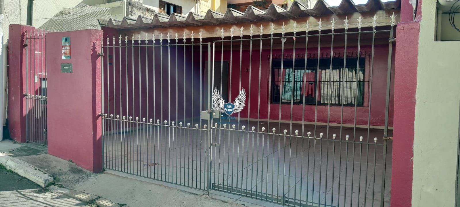 Casa térrea com 03 dormitórios sendo 01 suíte e 03 vagas de garagem