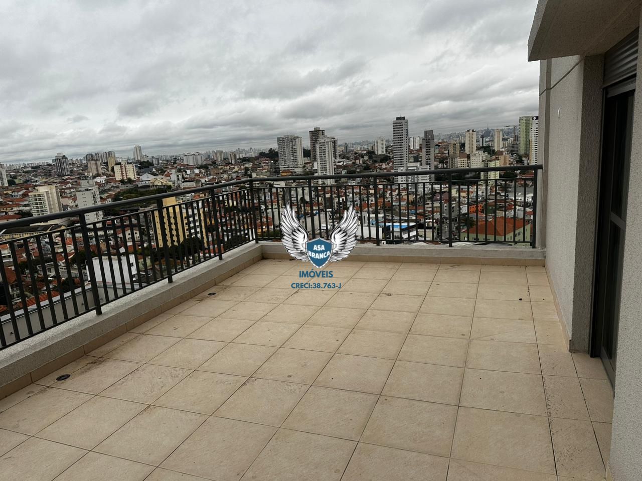 Apartamento com 03 dormitórios sendo 01 suíte e 01 vaga de garagem a 600 metros