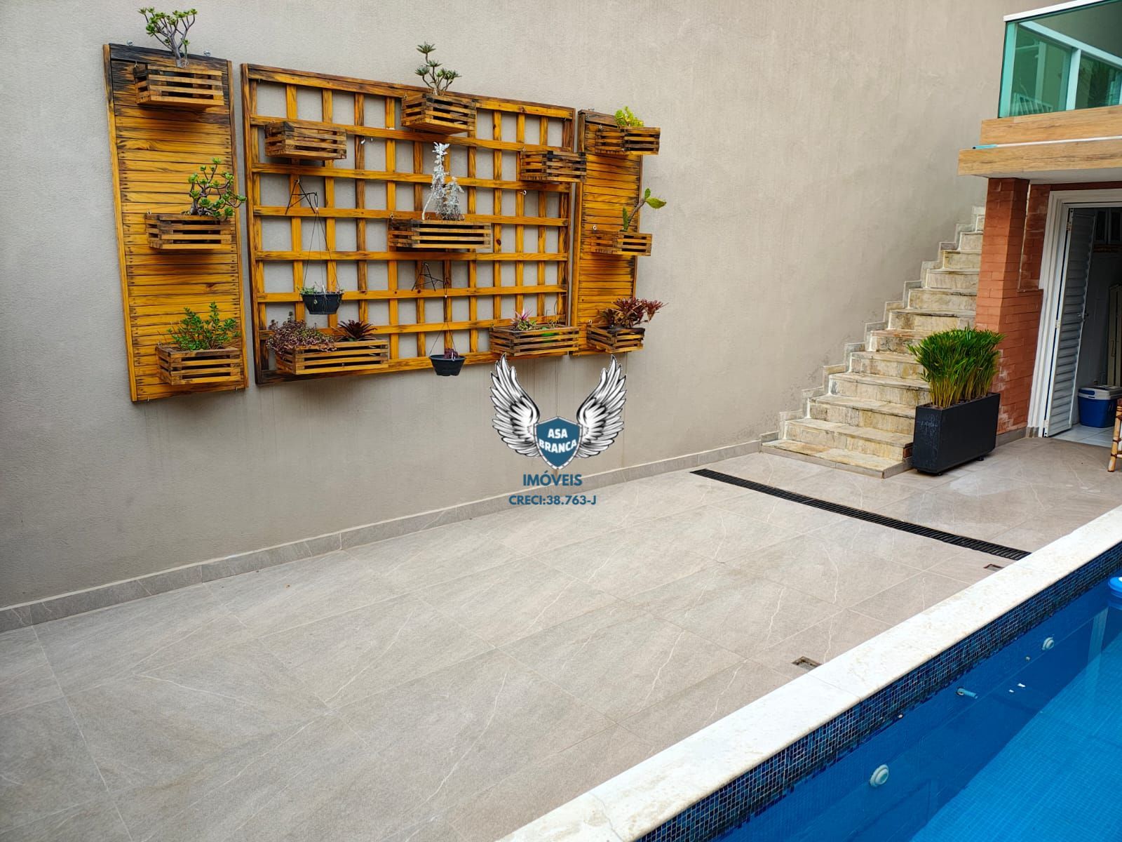 Sobrado no mandaqui com piscina e 03 dormitórios sendo 02 suítes e 02 vagas de g