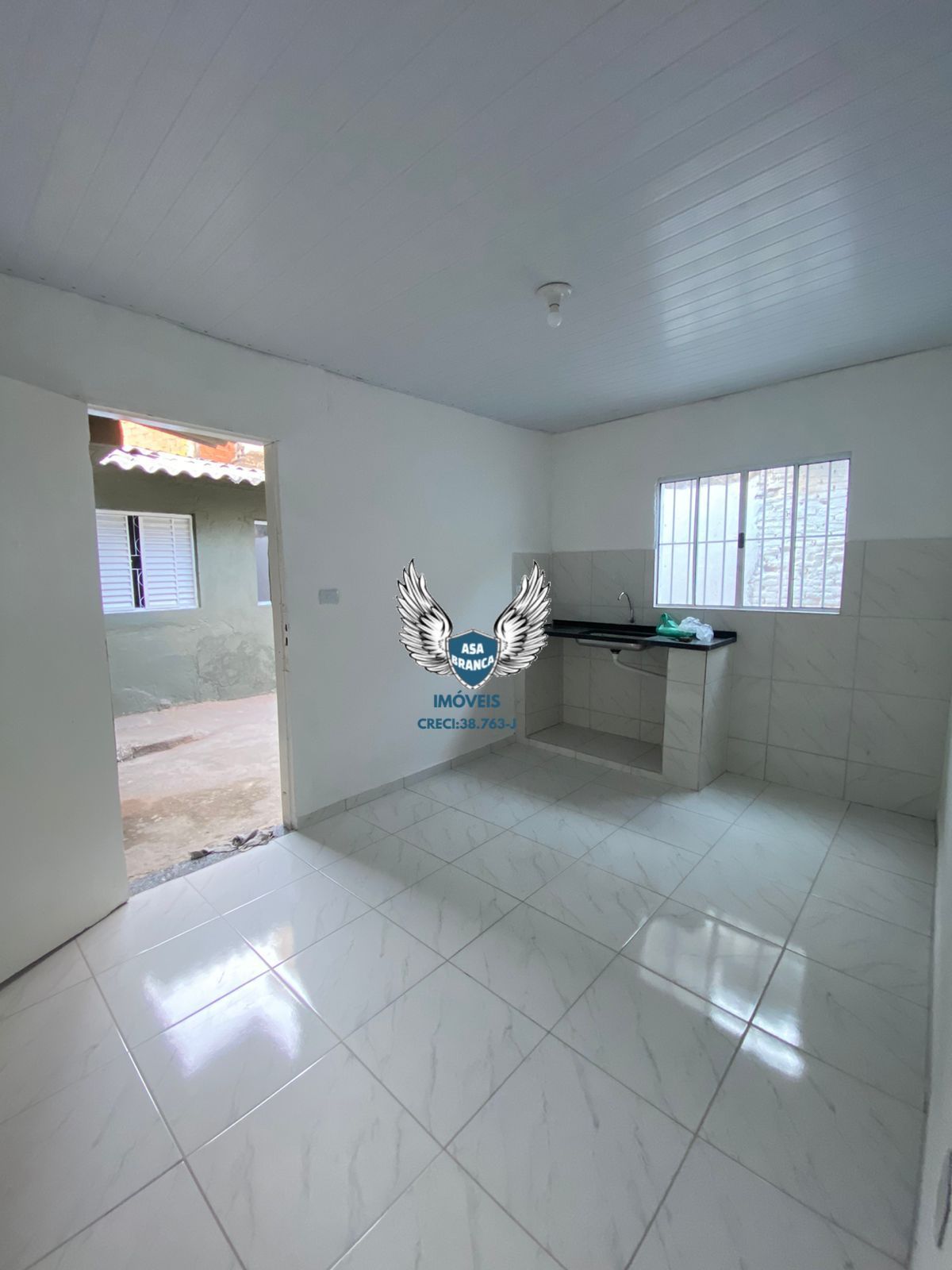 Casa térrea com edicula na cachoeirinha com 03 dormitórios, 02 vagas de garagem