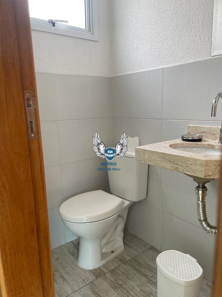 Sobrado em condomínio fechado com 02 dormitórios sendo os 02 suítes