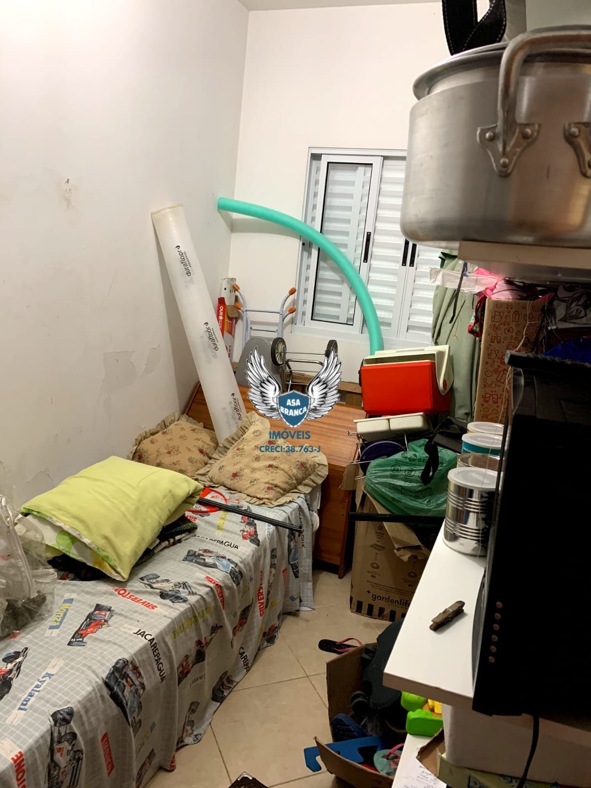Sobrado de alto padrão em condomínio fechado com 04 suítes