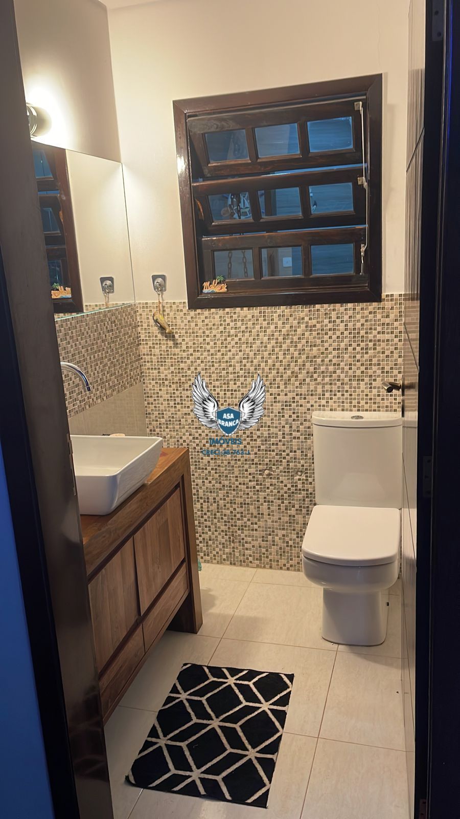 Casa em condomínio fechado com 03 dormitórios sendo 02 suítes e piscina privati