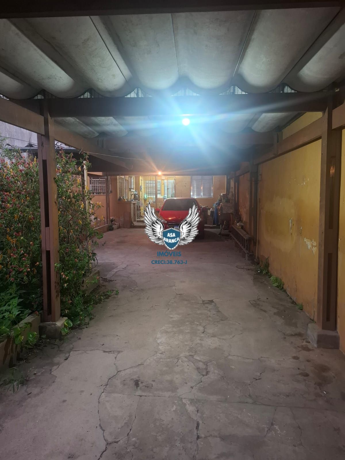 Casa térrea na vila nivi com 01 dormitório e 06 vagas de gar