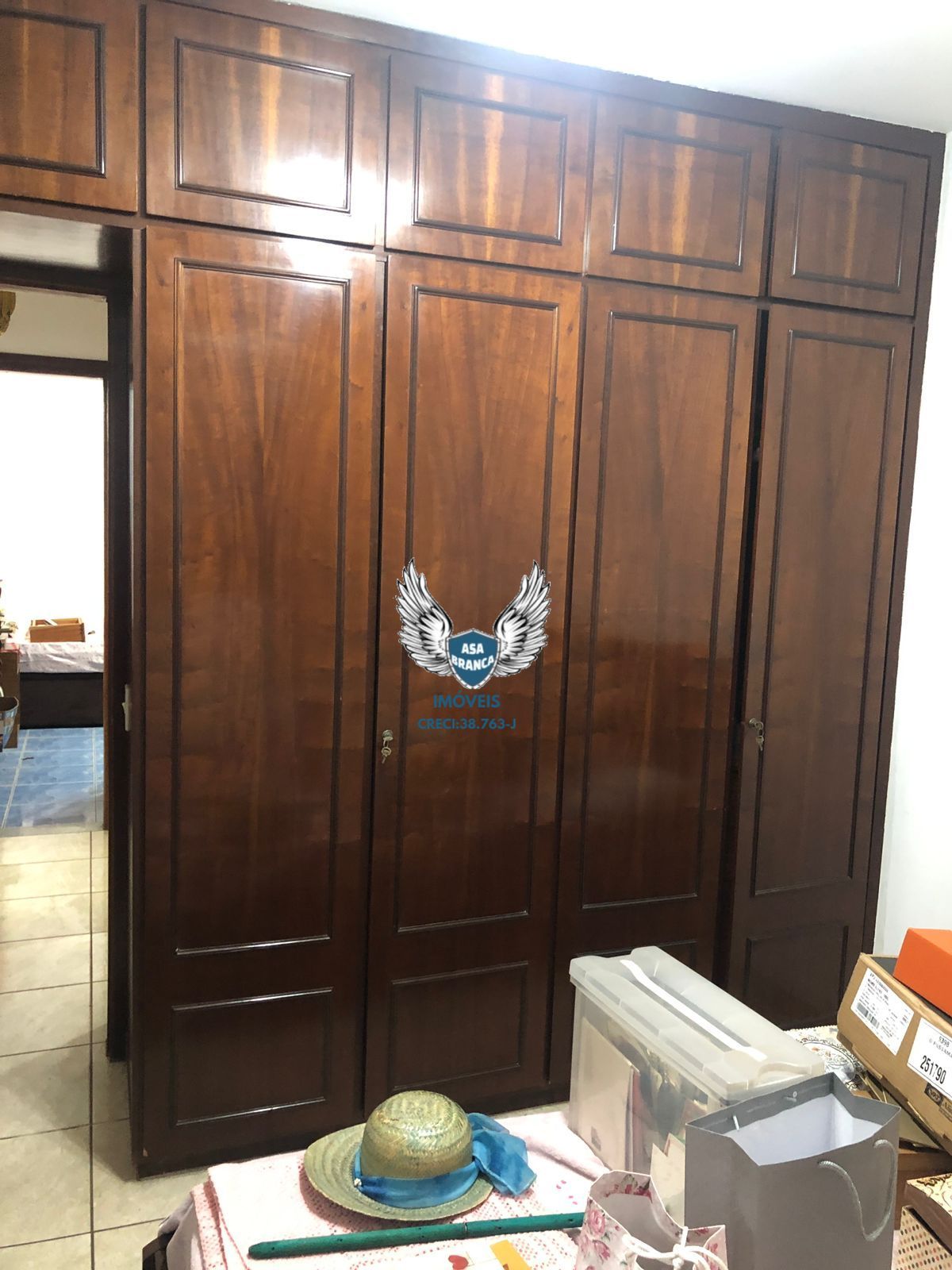 Apartamento com 02 dormitórios e 01 vaga de garagem, à 350 metros da parada ingl