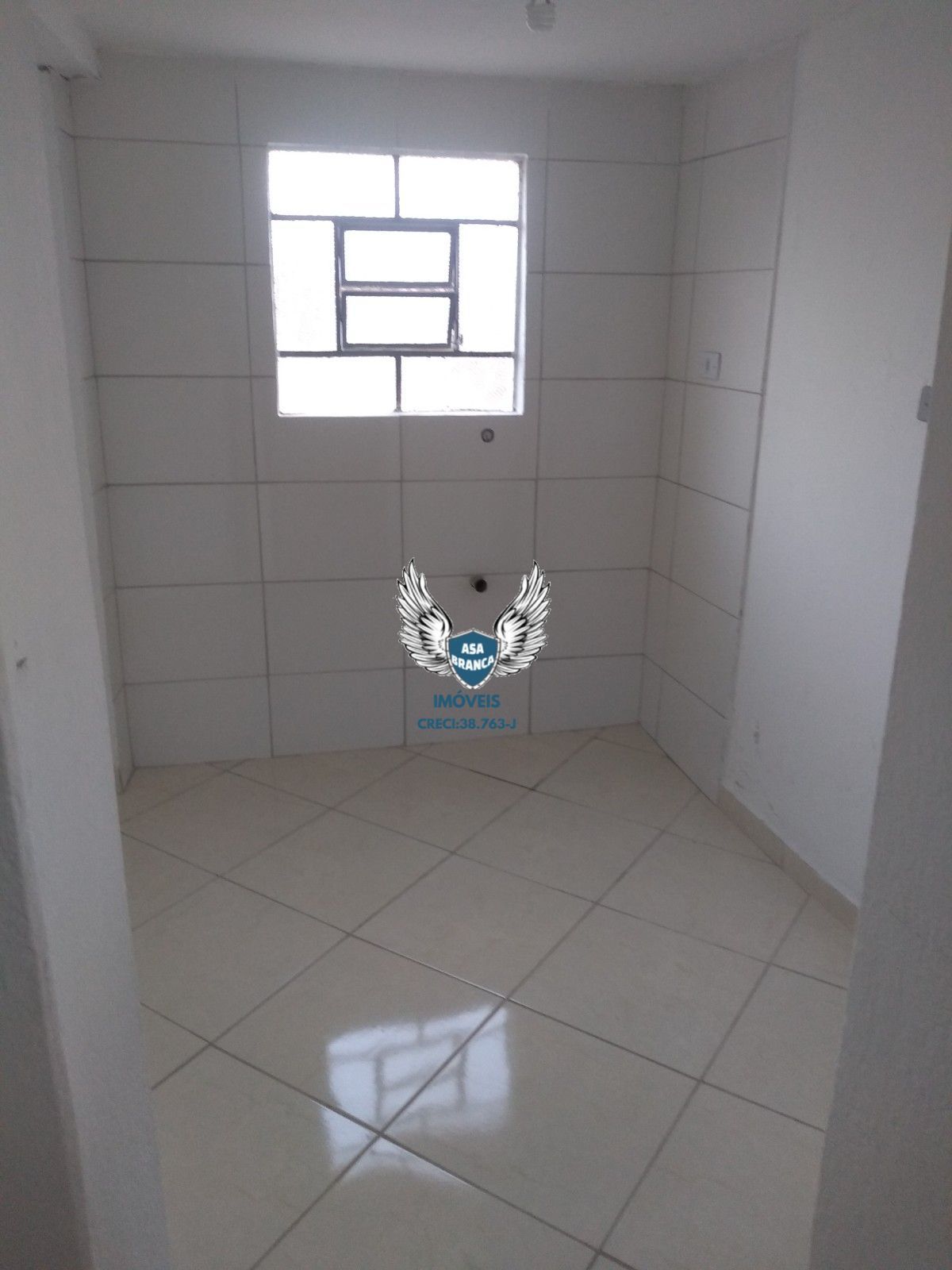 Conjunto com 03 casas sendo 01 sobrado de 4 quartos uma casa de 02 dormitórios