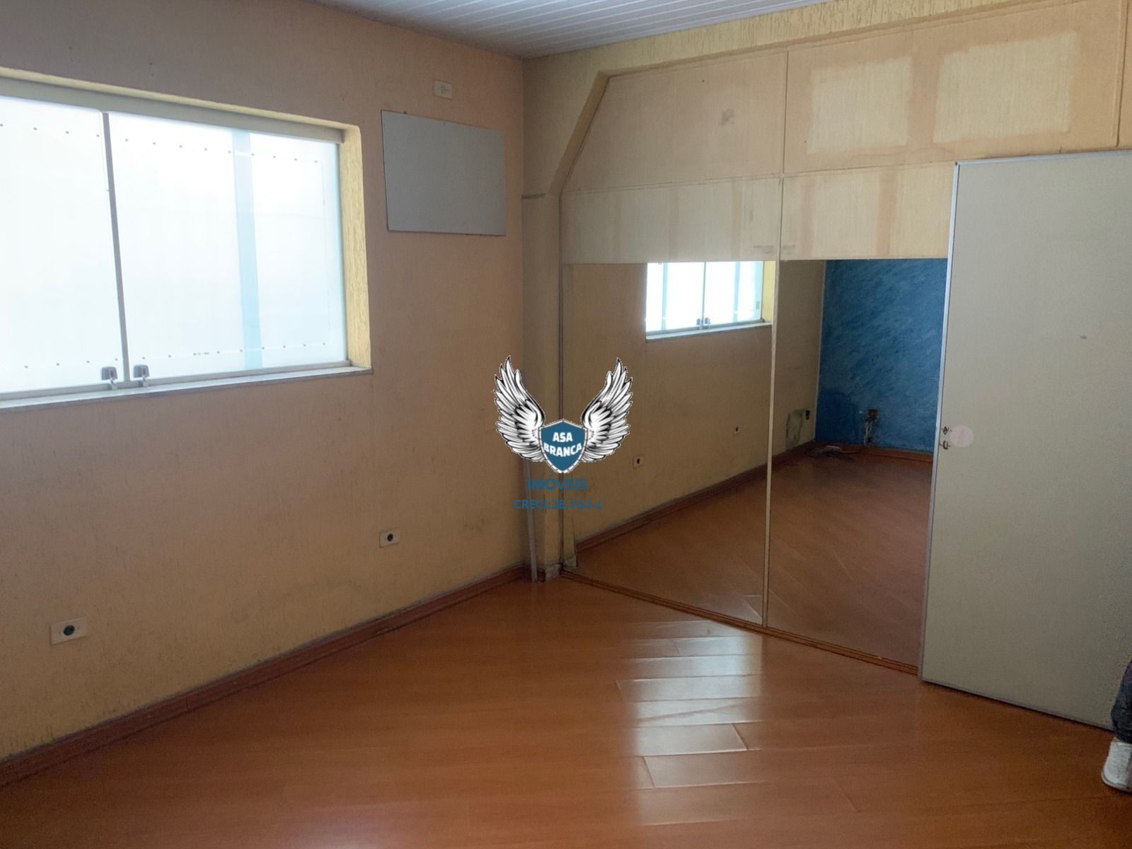 Galpão comercial com 7 salas e 6 banheiros com 720 m² tendo 1.700 metros de
