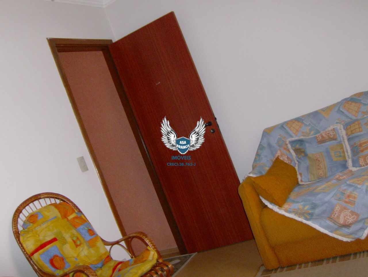 Casa em condomínio fechado de 02 dormitórios e 01 vaga de garagem