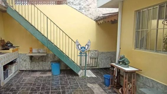 Casa térrea, com com 04 dormitórios e 03 vagas de garagem e uma edícula