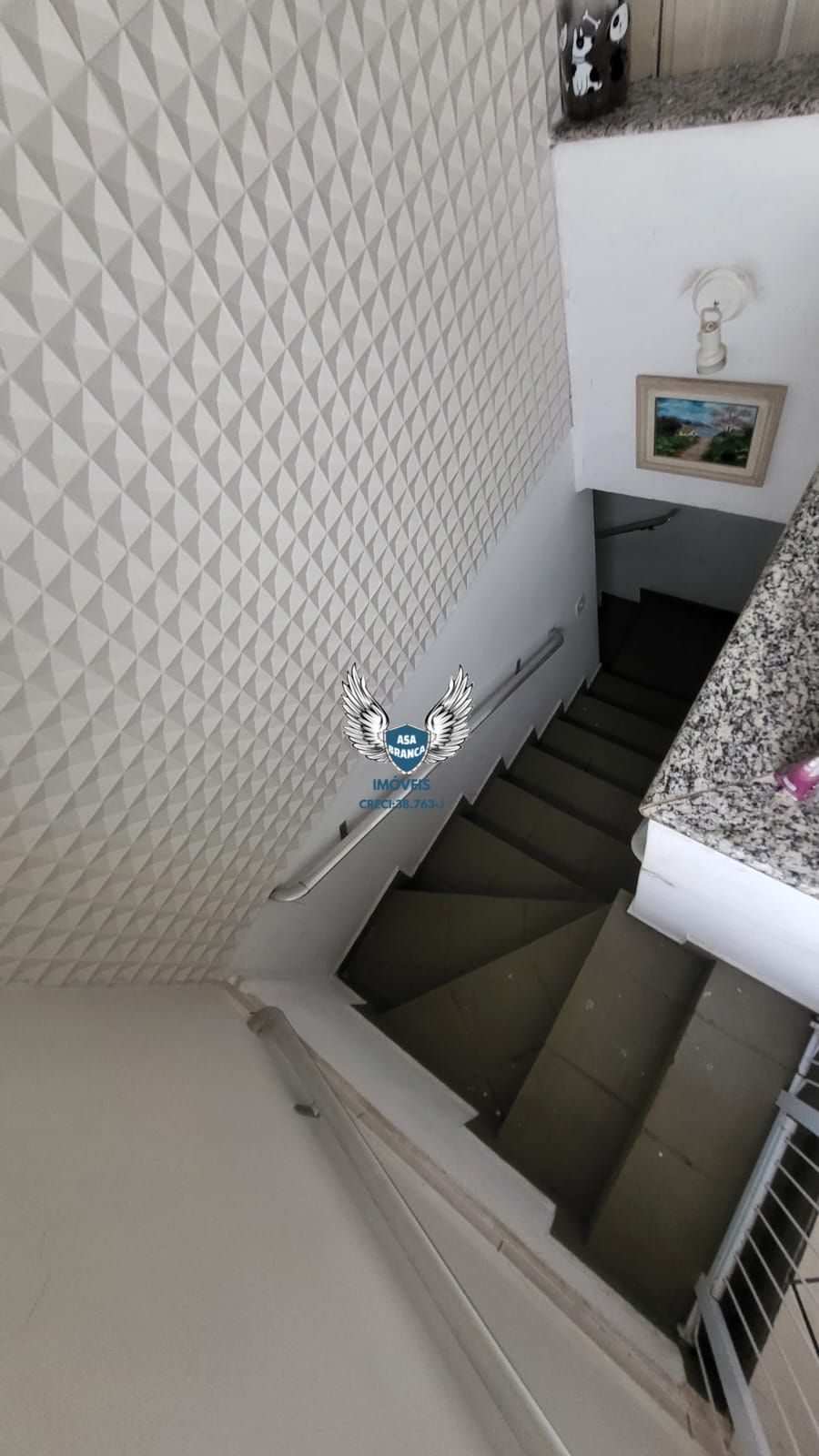 Sobrado com 03 dormitórios, sendo 02 suites e 02 vagas de garagem