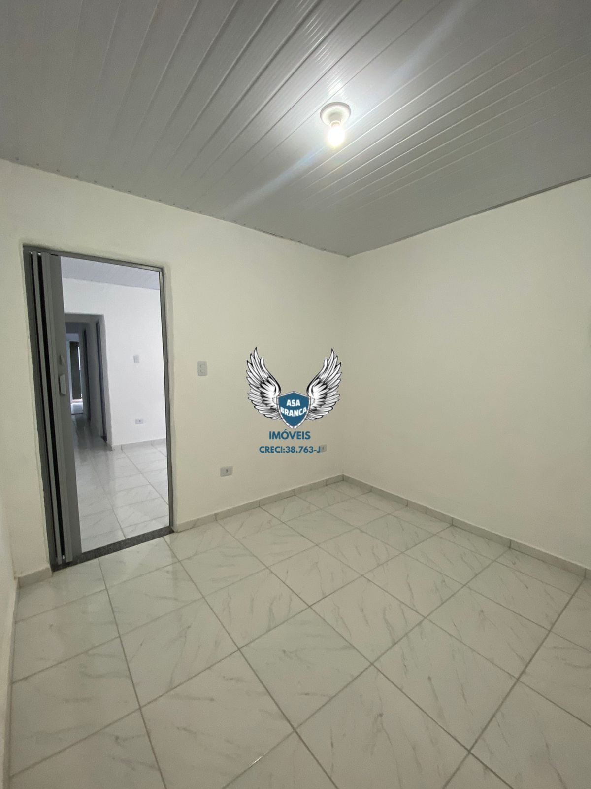 Casa térrea com edicula na cachoeirinha com 03 dormitórios, 02 vagas de garagem