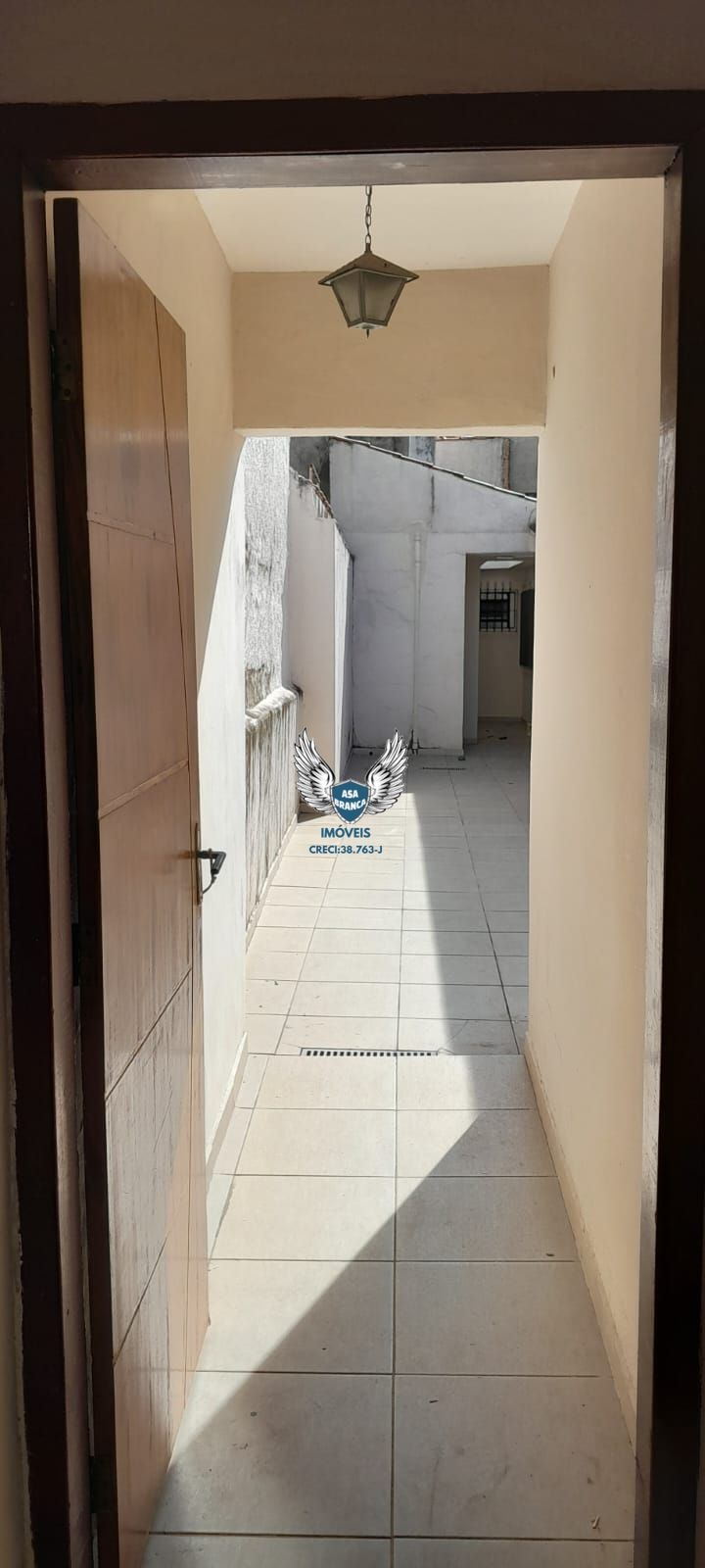 Casa térrea com 03 dormitórios sendo 01 suíte e 03 vagas de garagem