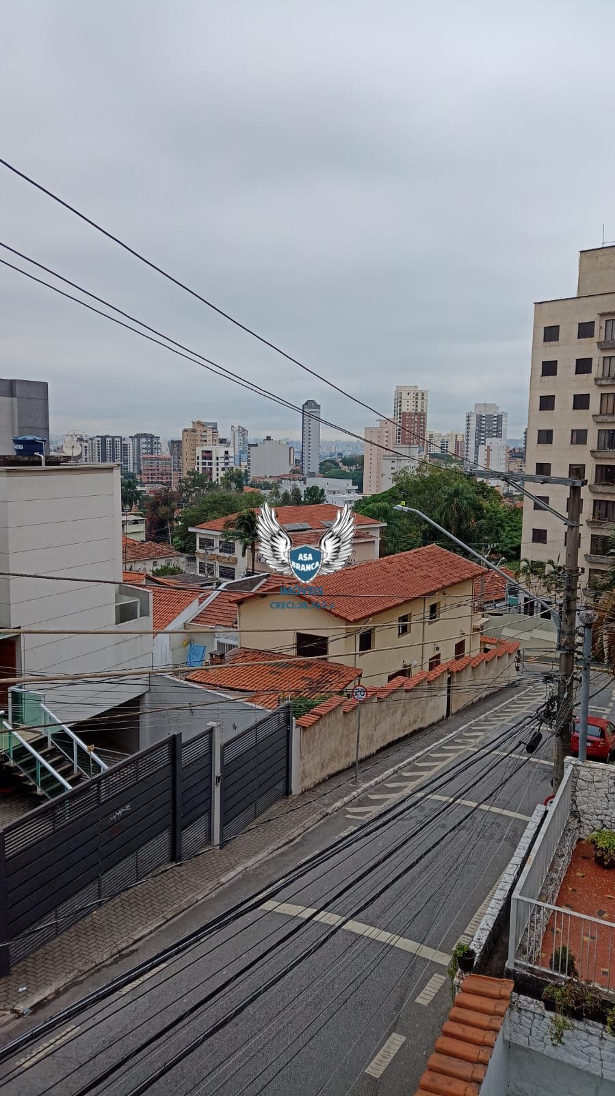 Sobrado com 03 dormitórios mais 01 edícula e 02 vagas de garagem (excelente par