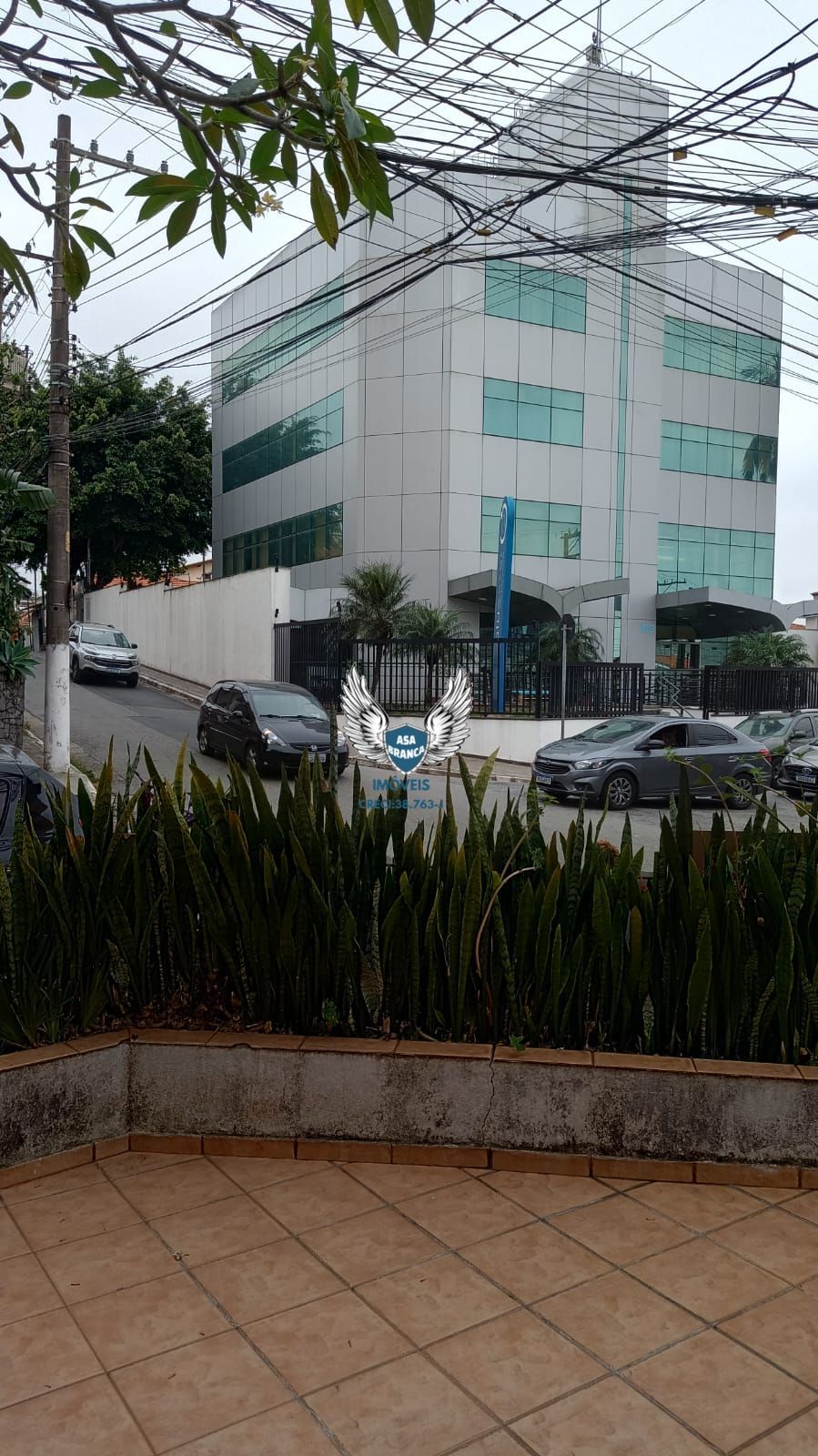 Sobrado com 03 dormitórios mais 01 edícula e 02 vagas de garagem (excelente par